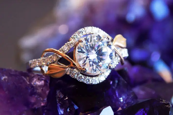 A diamond ring with a gold band and some diamonds on it