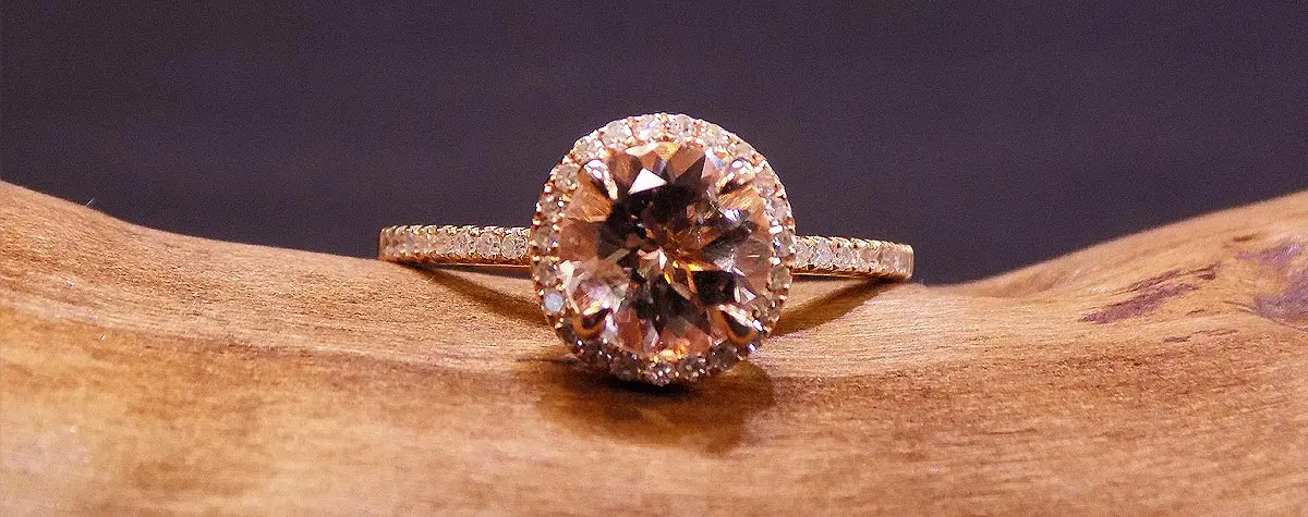 A diamond ring with a large stone on top of it.